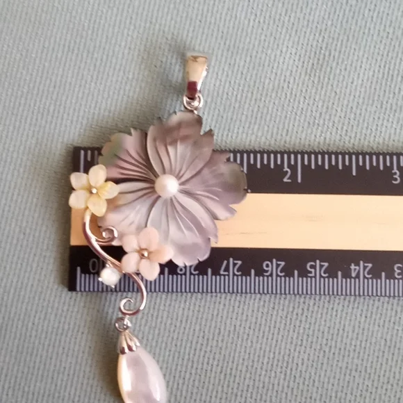 PEACOCK MOTHER OF PEARL FLORAL PENDANT - Picture 7 of 7